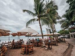 Stylish Split-Level Condo with a Shaded Terrace, Direct Beach Access, 