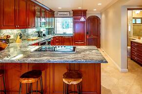 Stylish Split-Level Condo with a Shaded Terrace, Direct Beach Access, 