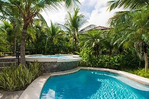 Impressively designed and decorated 3rd-floor space overlooking pool i