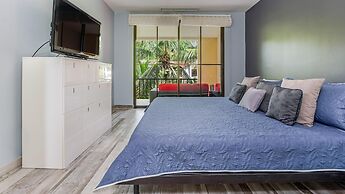 3rd-floor Space with modern decor recently renovated viewing over pool