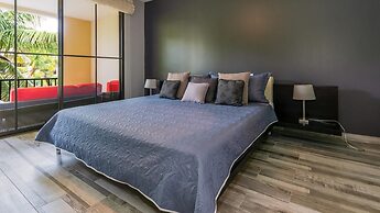 3rd-floor Space with modern decor recently renovated viewing over pool