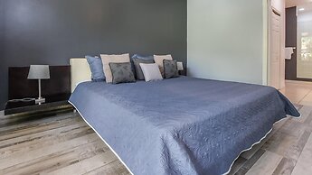 3rd-floor Space with modern decor recently renovated viewing over pool