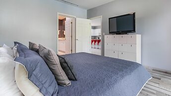 3rd-floor Space with modern decor recently renovated viewing over pool