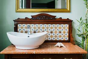 The Suite, 82 Cathedral, Private Parking
