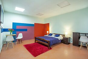 P2B hostel & bar