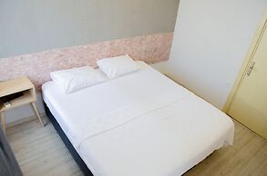1989 Hotel Sebat