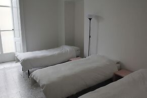 Room in B&B - 1 bed in Basic 8 Bed Mixed Dorm - Shared Bathroom