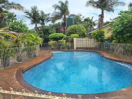 Cottage Sleeps 4 With Pool