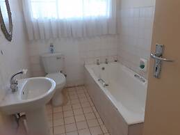 Cottage Sleeps 4 With Pool