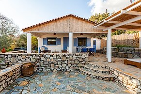The Blue House Seaside Retreat - Fully Equipped