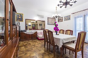 7 Olives Apartments