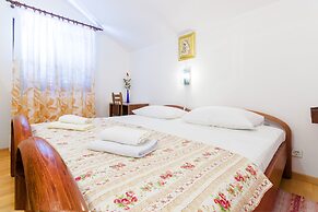 7 Olives Apartments