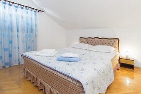 7 Olives Apartments