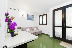 7 Olives Apartments