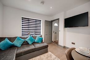 4 Bed - Sleeps 6 - Private Garden - Free Parking