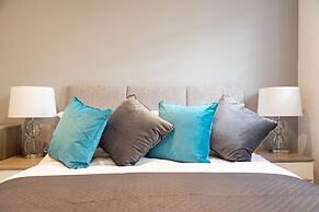 4 Bed - Sleeps 6 - Private Garden - Free Parking