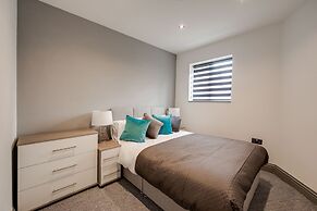 4 Bed - Sleeps 6 - Private Garden - Free Parking