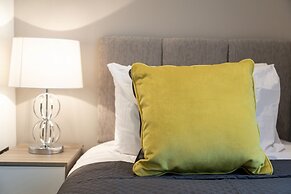 4 Bed - Sleeps 6 - Private Garden - Free Parking