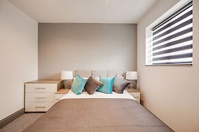 4 Bed - Sleeps 6 - Private Garden - Free Parking