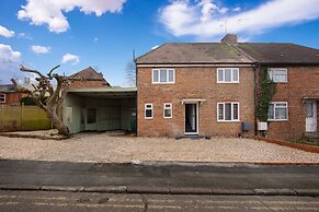 4 Bed - Sleeps 6 - Private Garden - Free Parking