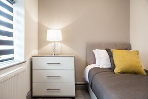 4 Bed - Sleeps 6 - Private Garden - Free Parking