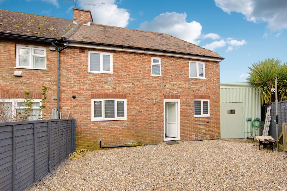 4 Bed - Sleeps 6 - Private Garden - Free Parking