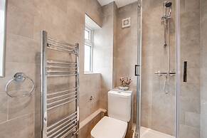 4 Bed - Sleeps 6 - Private Garden - Free Parking