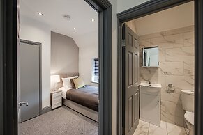 4 Bed - Sleeps 6 - Private Garden - Free Parking