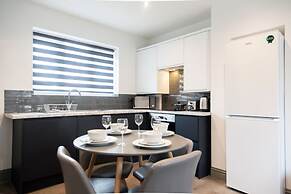 4 Bed - Sleeps 6 - Private Garden - Free Parking