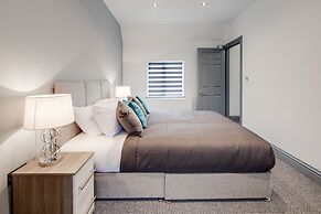 4 Bed - Sleeps 6 - Private Garden - Free Parking
