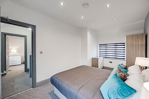 4 Bed - Sleeps 6 - Private Garden - Free Parking