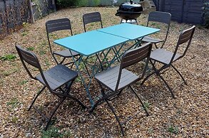 4 Bed - Sleeps 6 - Private Garden - Free Parking
