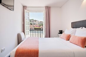 Miragaia Riverside Suites.