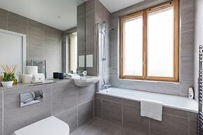 Modern & Designed 2 bed Penthouse Apt Sleeps Five