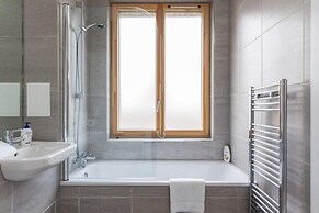 Modern & Designed 2 bed Penthouse Apt Sleeps Five