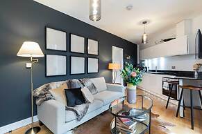 Modern & Designed 2 bed Penthouse Apt Sleeps Five