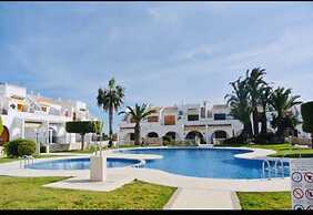 2-bed Apartment 10 min Drive to the Beach!