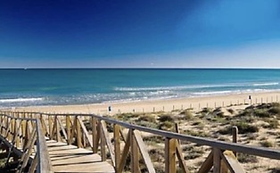 2-bed Apartment 10 min Drive to the Beach!