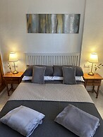 2-bed Apartment 10 min Drive to the Beach!