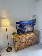 2-bed Apartment 10 min Drive to the Beach!