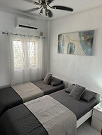 2-bed Apartment 10 min Drive to the Beach!