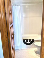 2-bed Apartment 10 min Drive to the Beach!