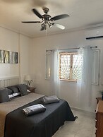 2-bed Apartment 10 min Drive to the Beach!