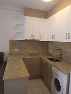 2-bed Apartment 10 min Drive to the Beach!