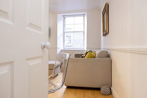 JOIVY Castle Hideaway