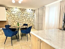 Le Village Sarzana