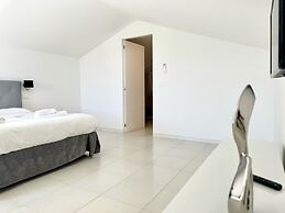 Le Village Sarzana