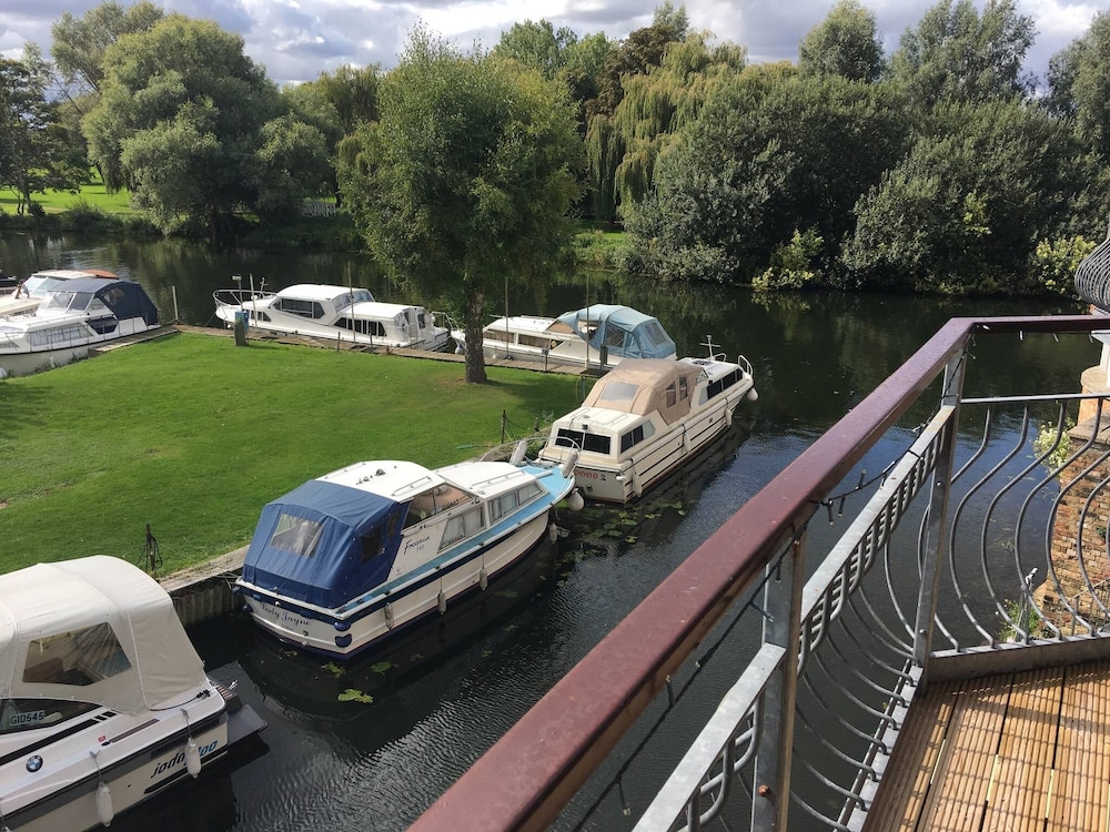 Waterfront House 3 BR Parking St Neots Town Centre