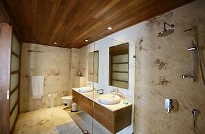 Modern 7 Bedrooms Villa on Private Beach Access