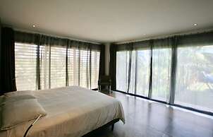 Modern 7 Bedrooms Villa on Private Beach Access